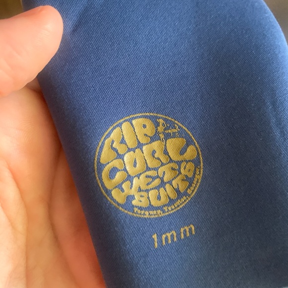 Rip Curl Blue and Gold Wetsuit 1mm - Picture 3 of 7